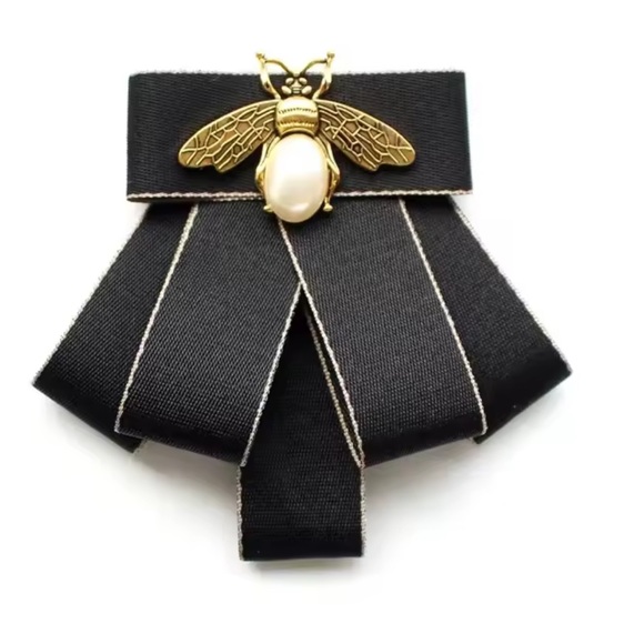 Jewelry - Elegant black bee brooch